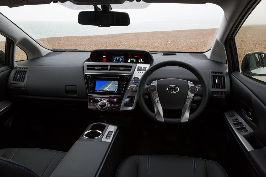  Toyota Prius + 2015 года  (UK) (фото 21 из 25)